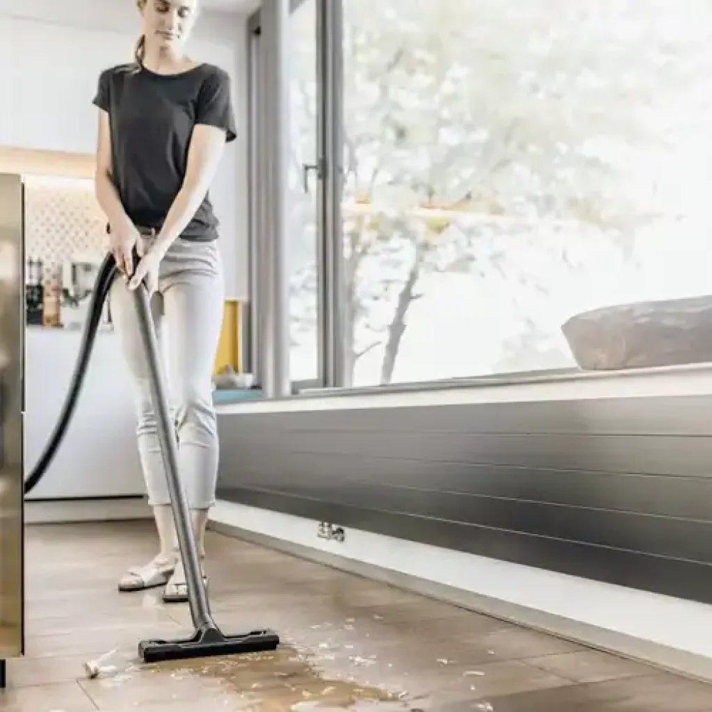 mujer aspirando liquido con Kärcher WD 2 Plus