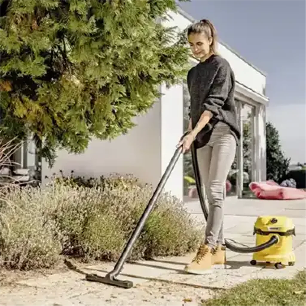 mujer aspirando con hojas Kärcher WD 2 Plus