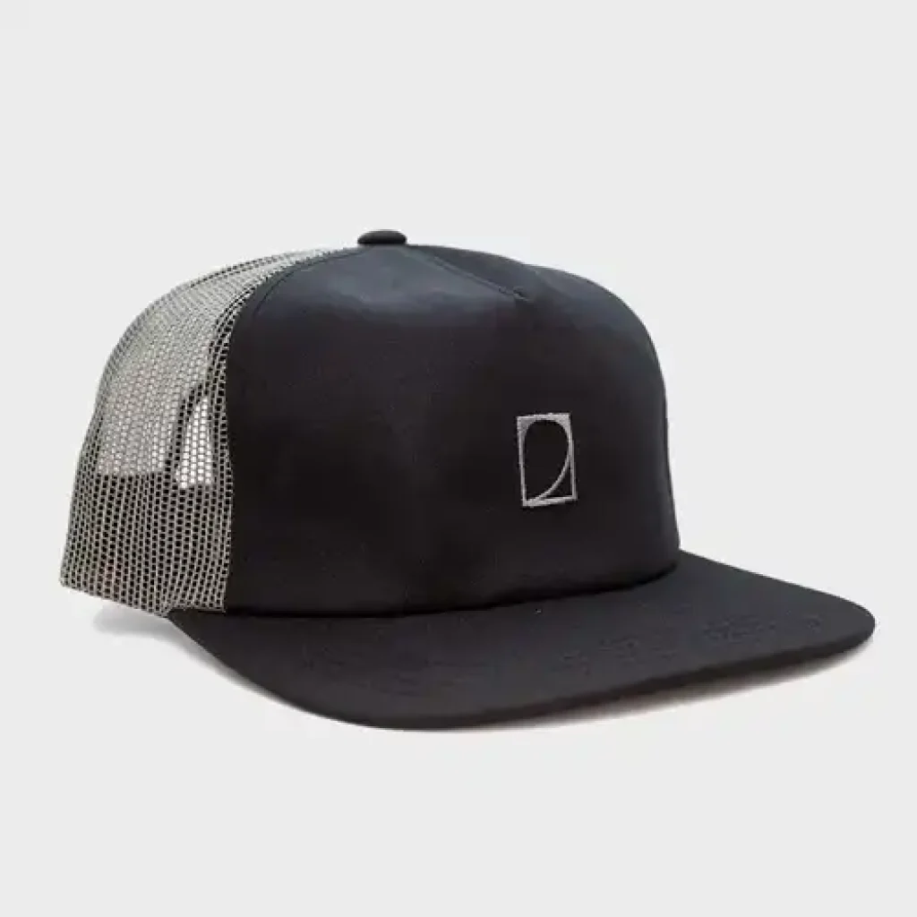 Cuál es la diferencia entre una gorra ajustable y una snapback