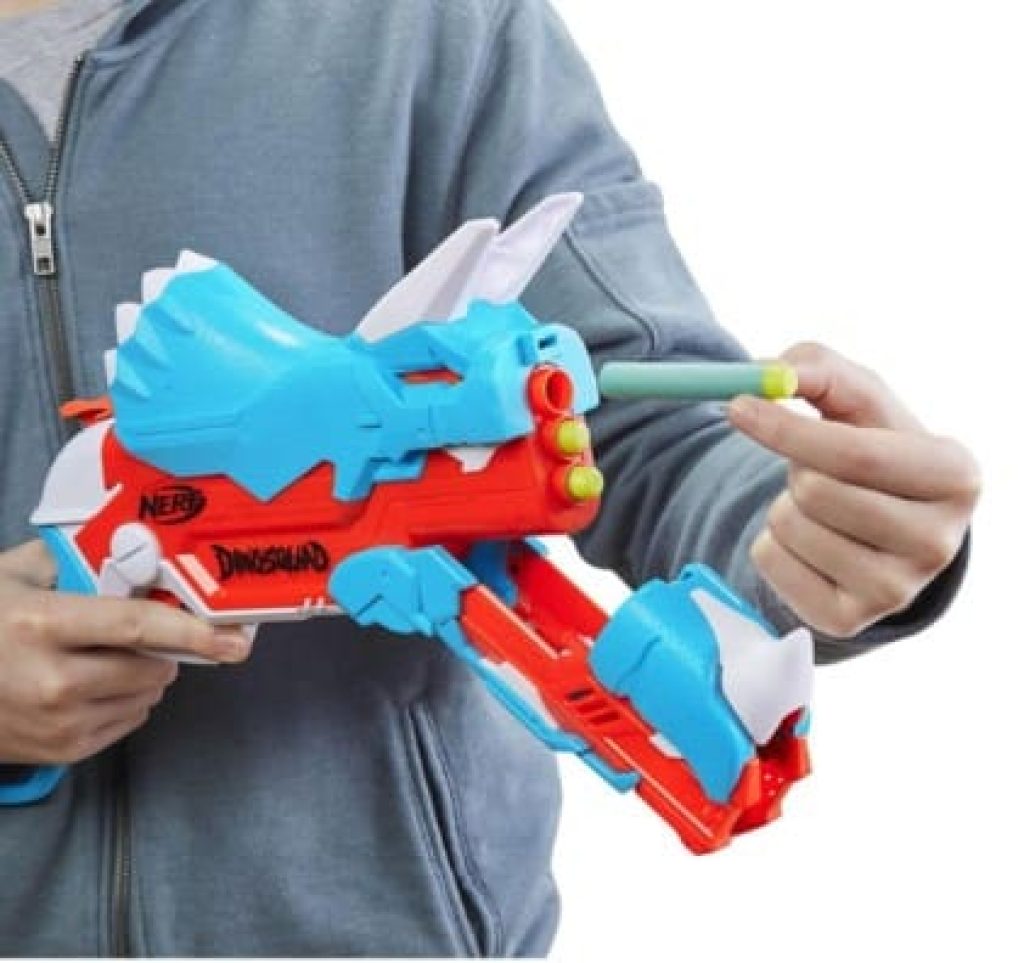 Lanzador Nerf DinoSquad Tricera-blast, carga de 3 dardos con apertura, 12 dardos Nerf, porta-dardos, diseño de dinosaurio Triceratops