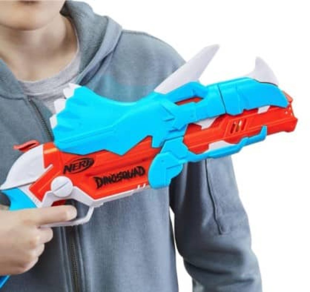 Lanzador Nerf DinoSquad Tricera-blast, carga de 3 dardos con apertura, 12 dardos Nerf, porta-dardos, diseño de dinosaurio Triceratops