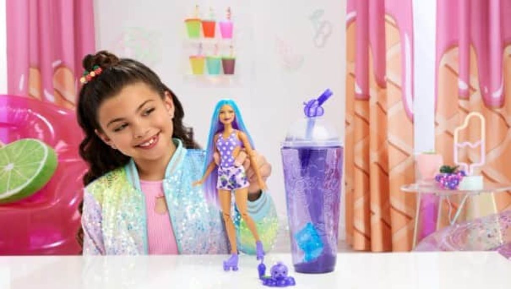 Barbie Pop! Reveal Serie Frutas Uvas Muñeca Que Revela Sus Colores con Vaso, Incluye Ropa, Mascotas y Accesorios Sorpresa, Juguete +3 años (Mattel HNW44)