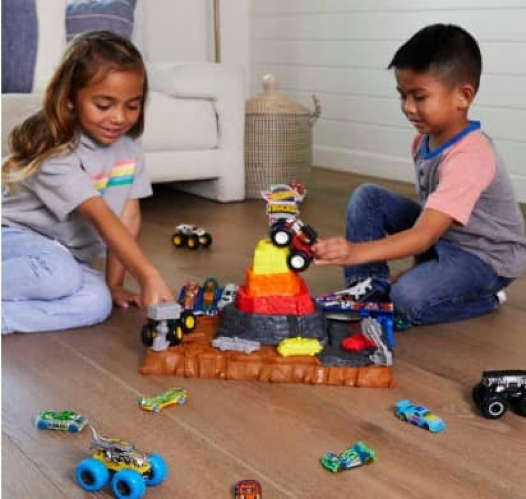 Hot Wheels Monster Trucks Arena World Pista Central Aplastar y Destruir Bone Shaker Pista para Coches de Juguete, +3 años (Mattel HNB96)