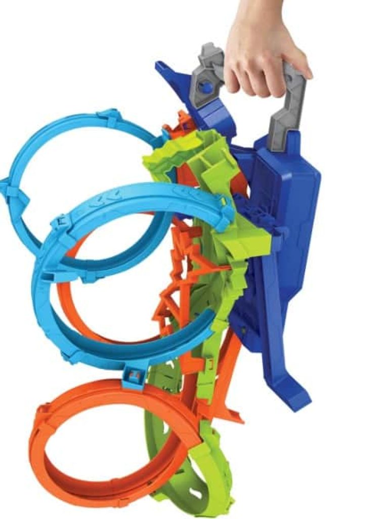 Hot Wheels Action Vueltas y choques desafiantes, Pista para Coches de Juguete Plegable con 4 loopings, HXT06