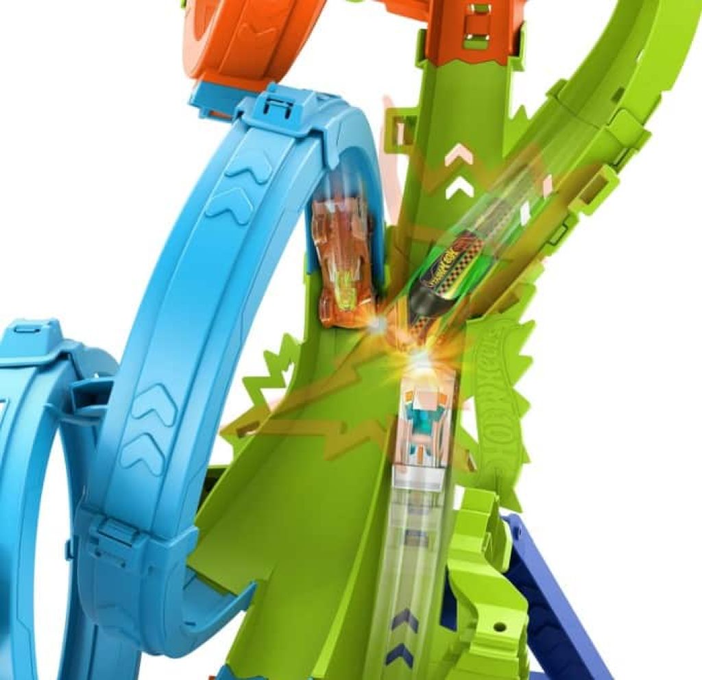 Hot Wheels Action Vueltas y choques desafiantes, Pista para Coches de Juguete Plegable con 4 loopings, HXT06