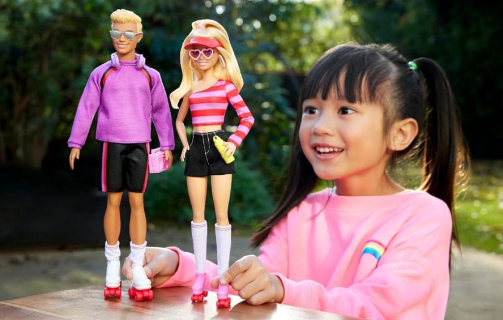 Barbie Fashionistas Barbie y Ken Patinadores, Pack muñeca y muñeco con patines y accesorios, juguete regalo para niñas +3 años, HXK90