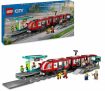 Lego City Tranvía y Estación del Centro, Regalo para Niños y Niñas de 7 Años o Más Fans de los Trenes de Juguete, 6 Minifiguras y Figura Animal de un Perro Guía 60423